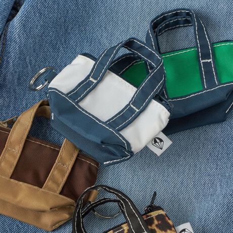 [^ԁF310900114]\25AW\lCg[g~jTCYɃAWʒ`[fUClC̃obNACg[g~jTCYɎdグAVѐŜACeB~j|[`ƂĎĝ͂AL[`[dlŃobOxg[vɂĂANZgɂȂ܂BTCYLb`[ȃJ[zF́Bpɂ͂AMtgɂ߂̃ACełBʒ|Cg~jTCYSHIPS̓ʂȕʒACeBJ[zFꂩʒŌ߂AłɓȂdlłByDrifterziht^[jxgi푈̏IԂȂ1977NBDrifter̓AJ̃InCIBŒa܂BXpV[gЂDrifteŕAFleڋqłXJC_Co[̗v]upV[g̐n̗lɊőϋvAipoobOv̐Yn߂܂Buh̑nƂ40NԂ̒TS͕ς鎖ȂA`fނȂǊx̉ǂslXȐi𐶂ݏoĂ܂B̂ɓ݈ՂDꂽϋvւht^[̃ACeB́ANgp鎖ŐlԂNd˂̂Ɠl[킢ƓƓ̑݊Ă܂BBeɂ菤i̐FقȂČꍇ܂BîF́AB摜QlɂĂBipׂɁAAeV^OKmF̏Ap͂舵B摜̏i̓TvłB ۂ̏iƎdlAHATCY኱قȂꍇ܂B