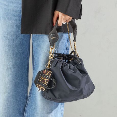 [^ԁF310900114]\25AW\lCg[g~jTCYɃAWʒ`[fUClC̃obNACg[g~jTCYɎdグAVѐŜACeB~j|[`ƂĎĝ͂AL[`[dlŃobOxg[vɂĂANZgɂȂ܂BTCYLb`[ȃJ[zF́Bpɂ͂AMtgɂ߂̃ACełBʒ|Cg~jTCYSHIPS̓ʂȕʒACeBJ[zFꂩʒŌ߂AłɓȂdlłByDrifterziht^[jxgi푈̏IԂȂ1977NBDrifter̓AJ̃InCIBŒa܂BXpV[gЂDrifteŕAFleڋqłXJC_Co[̗v]upV[g̐n̗lɊőϋvAipoobOv̐Yn߂܂Buh̑nƂ40NԂ̒TS͕ς鎖ȂA`fނȂǊx̉ǂslXȐi𐶂ݏoĂ܂B̂ɓ݈ՂDꂽϋvւht^[̃ACeB́ANgp鎖ŐlԂNd˂̂Ɠl[킢ƓƓ̑݊Ă܂BBeɂ菤i̐FقȂČꍇ܂BîF́AB摜QlɂĂBipׂɁAAeV^OKmF̏Ap͂舵B摜̏i̓TvłB ۂ̏iƎdlAHATCY኱قȂꍇ܂B