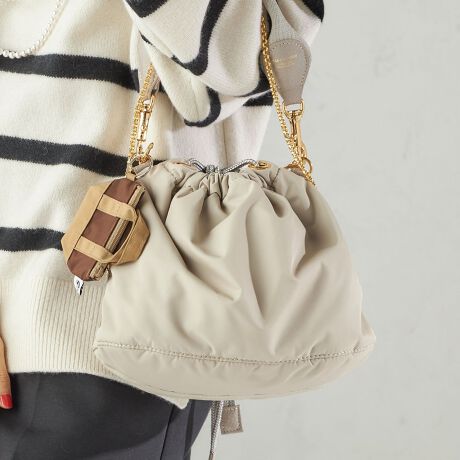 [^ԁF310900114]\25AW\lCg[g~jTCYɃAWʒ`[fUClC̃obNACg[g~jTCYɎdグAVѐŜACeB~j|[`ƂĎĝ͂AL[`[dlŃobOxg[vɂĂANZgɂȂ܂BTCYLb`[ȃJ[zF́Bpɂ͂AMtgɂ߂̃ACełBʒ|Cg~jTCYSHIPS̓ʂȕʒACeBJ[zFꂩʒŌ߂AłɓȂdlłByDrifterziht^[jxgi푈̏IԂȂ1977NBDrifter̓AJ̃InCIBŒa܂BXpV[gЂDrifteŕAFleڋqłXJC_Co[̗v]upV[g̐n̗lɊőϋvAipoobOv̐Yn߂܂Buh̑nƂ40NԂ̒TS͕ς鎖ȂA`fނȂǊx̉ǂslXȐi𐶂ݏoĂ܂B̂ɓ݈ՂDꂽϋvւht^[̃ACeB́ANgp鎖ŐlԂNd˂̂Ɠl[킢ƓƓ̑݊Ă܂BBeɂ菤i̐FقȂČꍇ܂BîF́AB摜QlɂĂBipׂɁAAeV^OKmF̏Ap͂舵B摜̏i̓TvłB ۂ̏iƎdlAHATCY኱قȂꍇ܂B