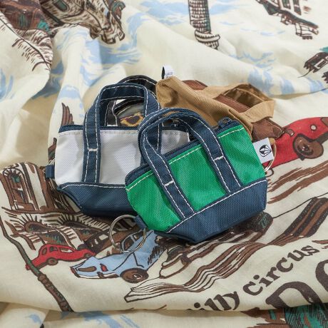 [^ԁF310900114]\25AW\lCg[g~jTCYɃAWʒ`[fUClC̃obNACg[g~jTCYɎdグAVѐŜACeB~j|[`ƂĎĝ͂AL[`[dlŃobOxg[vɂĂANZgɂȂ܂BTCYLb`[ȃJ[zF́Bpɂ͂AMtgɂ߂̃ACełBʒ|Cg~jTCYSHIPS̓ʂȕʒACeBJ[zFꂩʒŌ߂AłɓȂdlłByDrifterziht^[jxgi푈̏IԂȂ1977NBDrifter̓AJ̃InCIBŒa܂BXpV[gЂDrifteŕAFleڋqłXJC_Co[̗v]upV[g̐n̗lɊőϋvAipoobOv̐Yn߂܂Buh̑nƂ40NԂ̒TS͕ς鎖ȂA`fނȂǊx̉ǂslXȐi𐶂ݏoĂ܂B̂ɓ݈ՂDꂽϋvւht^[̃ACeB́ANgp鎖ŐlԂNd˂̂Ɠl[킢ƓƓ̑݊Ă܂BBeɂ菤i̐FقȂČꍇ܂BîF́AB摜QlɂĂBipׂɁAAeV^OKmF̏Ap͂舵B摜̏i̓TvłB ۂ̏iƎdlAHATCY኱قȂꍇ܂B