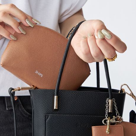 [^ԁF110000006]IWiv́ySAFFIANO LEATHERzV[Y|[`ւƎdグWEBACeoIyfޓzhSAFFIANOhƂ͌^̖́BiȌ򊴂ƂƂɁA̖ڗɂŌڂł͂Ȃpɂxł܂B_炩Ȃ₩ŁAɓނ悤ȑfފɎdオĂ܂ByfUCzϕiJM̗lXȏ̎[ɕ֗ȃTCYByʂŎ^т₷dオłBtgɃuhSĂA肰ȂANZgɁB25FWyWEBzySAFFIANO LEATHERzV[Y^: 110-00-0005i: yWEBzSHIPS:ySAFFIANO LEATHERzVbN 2g[ L[P[X^: 110-00-0007i: yWEBzSHIPS:ySAFFIANO LEATHERz~j |[` obO `[[TCgɂ(nCt/-)ł̕iԕ\LƂȂ܂Byӎz9ڂ̎ʐ^̃L[P[X͕t܂B^: 110-00-0005i:yWEBzSHIPS:ySAFFIANO LEATHERzVbN 2g[ L[P[XY󋵂ɂX܂ɂĔ̔ꍇ܂BipׂɁAAeV^OEl[KmF̏Ap͂舵BBeɂ̓p\REX}[gtHȂǂ̉{ɂāAۂ̐FƈقȂČꍇ܂B@i̐F͏iP̂ŎBe摜QƂB摜̏i̓TvłB@ۂ̏iƎdlAHATCY኱قȂꍇ܂B