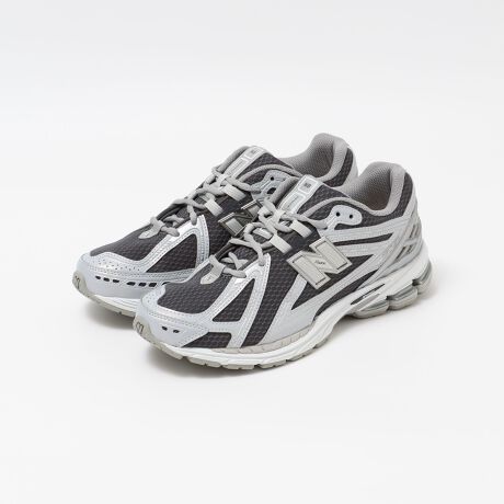 [^ԁF115400028]2000ÑjOV[YےƂu1906vč\zu1906RvA^bNJ[̐VFoyfUCzVZeBbNU[ƃbṼRrl[VAbp[BՌzKȗSn񋟁B2000ÑjOV[ỸeNmW[̔wɌhӂ\A_Ń^CXȃX^CāB[J[\LJ[O[FCL (GRAY)uEFCJ (MUSHROOM)[J[iCLF70253042CJF70253041yNew Balance(j[oX)zč{XgɂāAΕȂǂC̃[J[Ƃ1906NɒaB Ж̗R͗lɁgV(new)AoX(balance)ho炷Ƃɂ܂B 1938NɋLÕׂjOV[YJA1960Nɂ͑nƓ瓾ZpEo𐶂A{iIɃX|[cE֑𓥂ݓ邱ƂɁB @\D悵V[YÂɑ΂ṕAt@bVƊEɂ傫ȉe^uhłByӎzTCYZi\Lj͂܂ŖڈƂȂ܂B{[gpׁ̈AAɔjꍇ܂BipׂɁAAeV^OEl[KmF̏Ap͂舵BBeɂ̓p\REX}[gtHȂǂ̉{ɂāAۂ̐FƈقȂČꍇ܂Bi̐F͏iP̂ŎBe摜QƂB