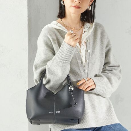 [^ԁF310001422]\25AW\lCobOAubVAbvčēoI25SSoꂵfuFIOREvVfނŃj[A܂B iŏȃV{A\ĂlȈۂɂĂ܂B ̏o₷AON/OFFŌp₷̂͂łB₢킹iԁF310-00-1422V[Y܂BNUCLE:PETITiiԁF310-00-1423jyNUCLEzikNj_炩Ƌ\obOĂkNBx̂fނpƁA_炩ȑfނۂ݂̂fUC̃RgXgyŗ~ƂC߂ĂBJWAX^Cɕi̗ǂANVJȃR[fBl[gɂ̓GbWACeĂBfނ̓AoN򉻂܂Bgp̗LɊւ炸AoN򉻂͐is܂BϗpN͐3`5NڈłB炩߂B̓ꏊ⍂ɂȂꏊł̕ۊǂ͔ĂBJ̐▀CɂÄߗނɐFڂ肷ꍇ܂̂ŁAWFߗނƂ̑gݍ킹͂ӂBBeɂ菤i̐FقȂČꍇ܂BîF́AB摜QlɂĂBipׂɁAAeV^OKmF̏Ap͂舵B摜̏i̓TvłB ۂ̏iƎdlAHATCY኱قȂꍇ܂B