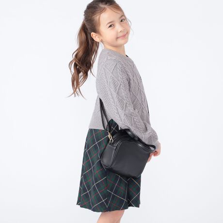 [^ԁF519500105]ꏗqɂ߁IR[f̃vXɂȂVvȃV_[obOyfޓzyƏ_炩˔vgpBql̂ɂSň₷̂͂łByfUCzVvō킹₷\|VFbgBO\ȃV_[t̂߁AOănhobOƂ2WAYłgp܂BobOJƗn̓XgCvɂȂĂ̂œ܂ŉ炵fUCłV_[̎tɏȃS`[tĂA̎q̐S邳肰ȂANZgɁJ[͒ԂŔėp̍ubNƃR[f̍FɂȂ鏗̎q炵TbNXu[2FłpӂĂ܂ByX^CO/V[zsVcjbgAXEFbgȂǃR[fBl[gςăI[V[Y􂷂ACełBCɓ̃`[ȂǂĂyΏۃJeS[Fgh[/TODDLERzyΏۃJeS[FWjA/JUNIORzyӎzipׂɁAAeV^OEl[KmF̏Ap͂舵BBeɂ̓p\REX}[gtHȂǂ̉{ɂāAۂ̐FƈقȂČꍇ܂B@i̐F͏iP̂ŎBe摜QƂB