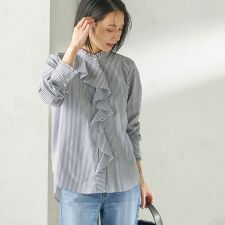 〈手洗い可能〉パール モチーフ ボタン フリル ブラウス