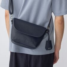 【WEB限定】SHIPS: 合成皮革 ミニ フラップ ショルダーバッグ