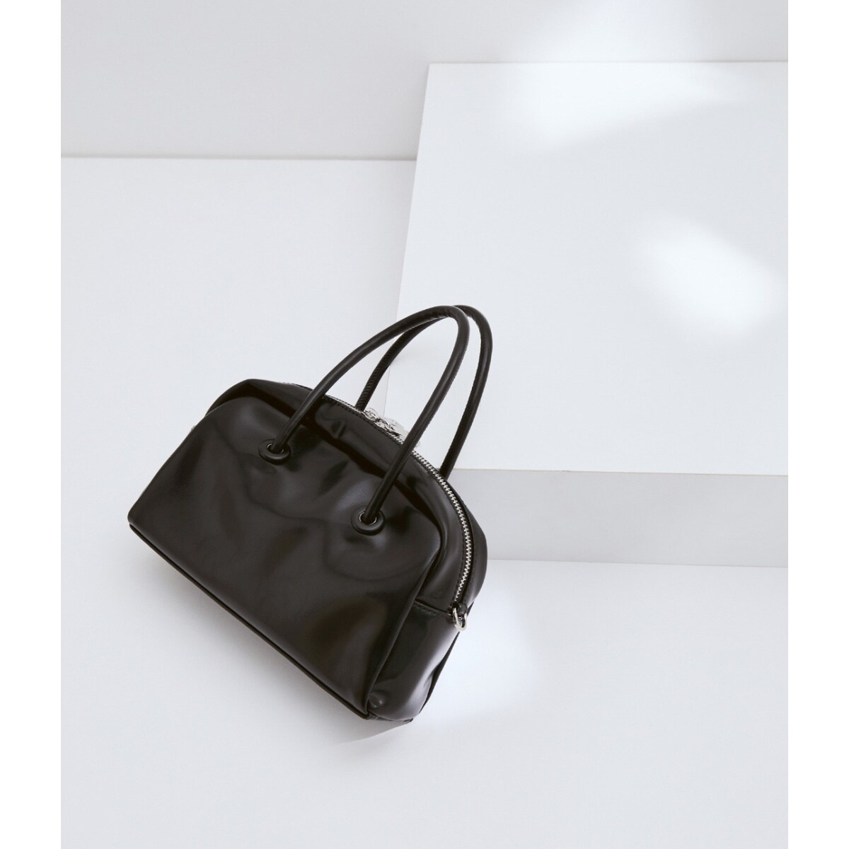 美品【一部直営店舗・WEB限定】アダムエロペ ラウンドボストンバッグ 黒 一部直営店舗・WEB限定】ラウンドボストンバッグ | アダムエロペ