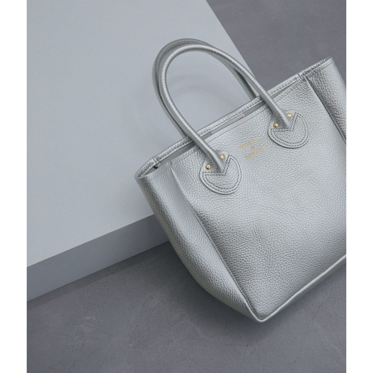 YOUNG&OLSEN】別注 EMBOSSED LEATHER TOTE S | アダムエロペ(ADAM ET