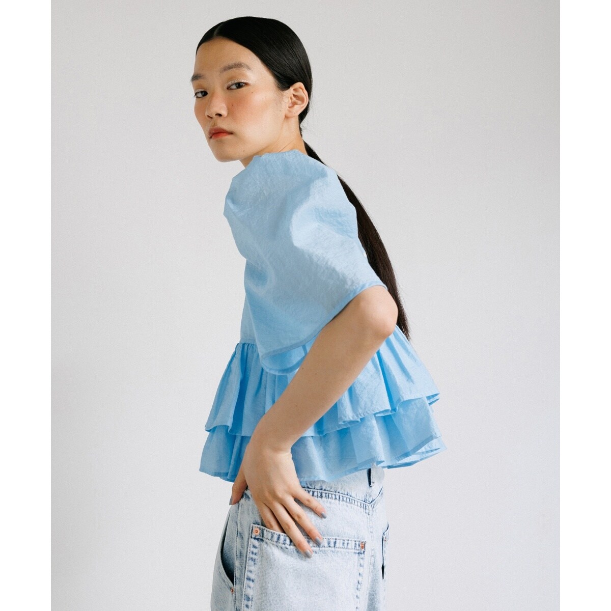 再入荷・サステナブル】コットンギャザーフリル2WAYブラウス