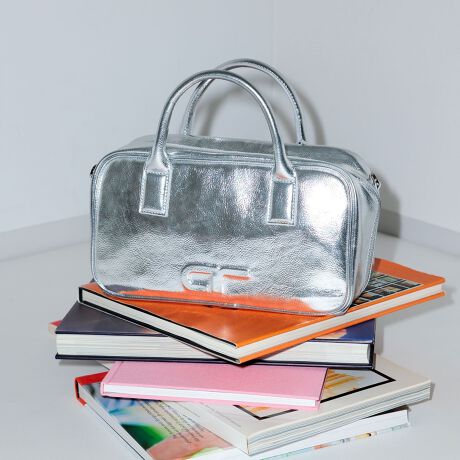 [^ԁFGAX24011]2025tāADAM ET ROPE' FEMMEyMaterialz}bgŏtɂx̂tFCNU[fށBVo[͏≘ꂪڗɂA\ʊ̂郁^bNtFCNU[gpBnɂ́Aybg{gėpTCN|GXe̗pByDesignzO\ȃV_[t́AfC[Ɋ􂷂鉡^2WAY{XgobOB̓IɎdグG{X̃S(ar)|CgŁAő݊ƃV[Y[h郍S`[t́BJ傫JƂŕ̏oX[YB}`L߂Ȃ̂ŁAz͂AKvȉו܂TCY|CgB|Pbg}`tɂ鎖ŁAo₷dlɂȂĂA֐ɂzꂽfUCByColorzubNAVo[AsN3FWJBsNWEBJ[łByStyling pointzꂢ߂ȃR[fBl[gɂ̓V_[OAJWAȃR[fBl[g̓V_[tō킹̂߁BNɂD]ii:GAX24010jƓ^EfރACełB---------------|Pbg:(2)A4[:sz[:tV_[:tV_[O:---------------