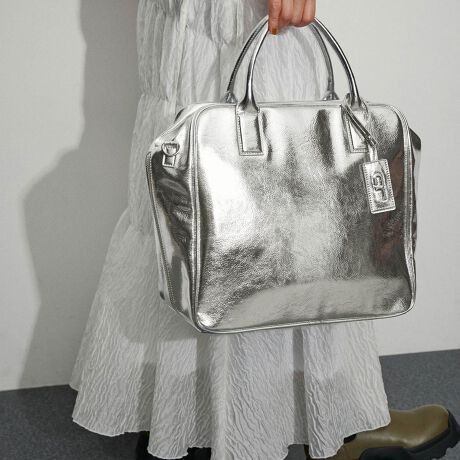 [^ԁFGAX23162]2025tāADAM ET ROPE' FEMMEyMaterialzubN:̂AnŌyʂȃtFCNU[gpBVo[:≘ꂪڗɂA\ʊ̂郁^bNtFCNU[gpBn:ybg{gėpTCN|GXegpByDesignzʋ΂ꔑ̗sAoȂǂɂ߂̃rbO{XgobOBgbhȕ͋CAۂ݂̂tHŃfC[ɂg₷fUCBPCA4t@CȂǁA傫߂̉וꂢɎ܂TCÝB}`LƂɉĊJ傫JƂŁȀoꂪX[YȂ̂|CgBobO{̂yƂŁAוĂdʂył̂́ByColorzԂ̃ubNƁA悭̂Vo[2FWJByStyling pointzx[VbNȐFWJȂ̂ŁAR[fBl[gɑN₩J[ĂłAƎƂł̂́BVo[́AobOɂR[fBl[gЁBND]{XgrbOobO(i:GAX23161)́A^EfނłBfނŁAX[TCY(i:GAX23152)pӂĂ܂B---------------|Pbg:(3)A4[: z[:tV_[:(߉)tV_[O:---------------