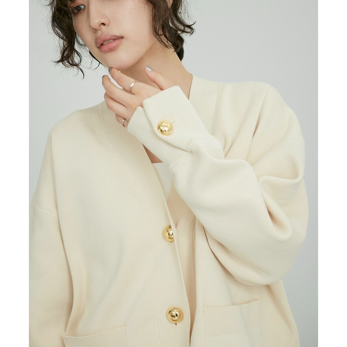 再入荷】・【サステナブル】ロゴボタンミドルカーディガン