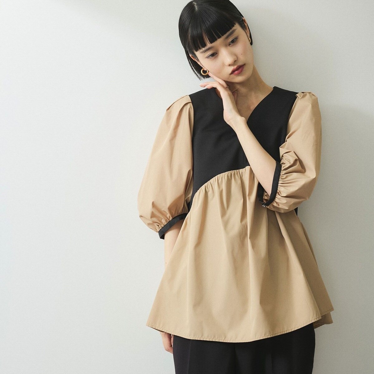 再入荷・サステナブル】コットンギャザーフリル2WAYブラウス