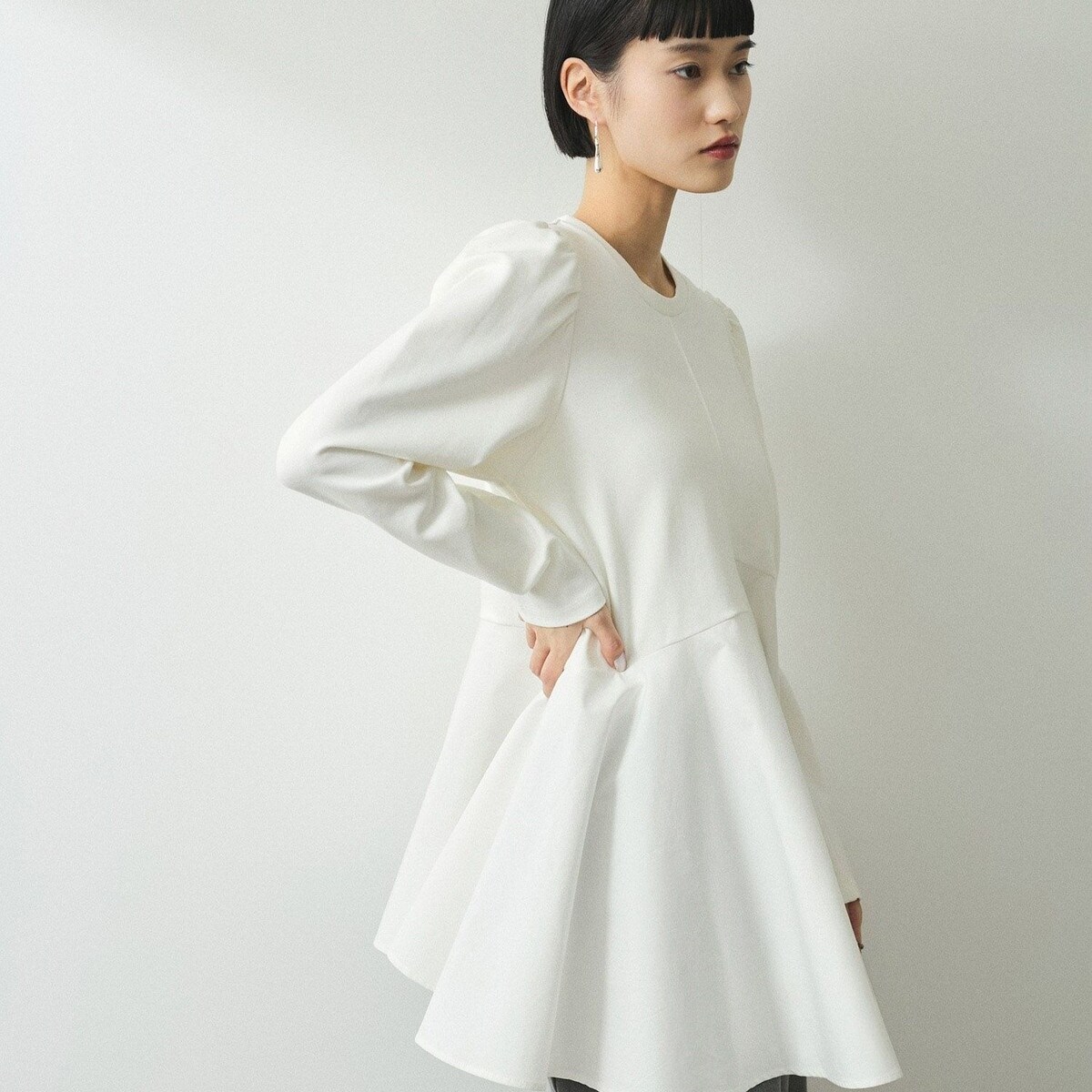 [超美品]今期アダムエロペ WEB限定 フリル ペプラムロングスリーブカットソー WEB限定】・【オケージョン】フリルペプラムロングスリーブ