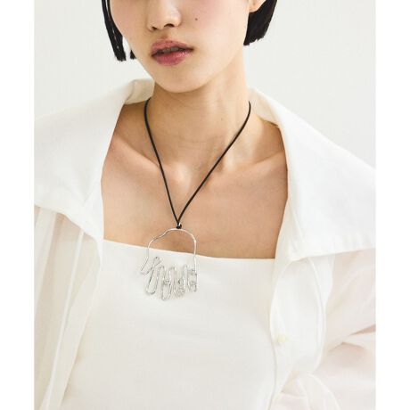 [^ԁFGAZ05060]2025tāADAM ET ROPE' FEMMEyMaterialz^JAvyDesignzRȊoŎq`nhCeBOA[gx[XɃp[č^쐬BADAMETROPEV[Ye[}́uMY INNOCENCEvCXpCAꂽlbNXBȂ悤ȕsKŊɂ₩ȐVѐS\BVvȃX^CÕANZgɁB`F[ƍvR2^CvAX^COɍ킹ĕtւ\BR͒̒₷P̂łgpOKBobOȂǂɃ`[ƂĂ߁B