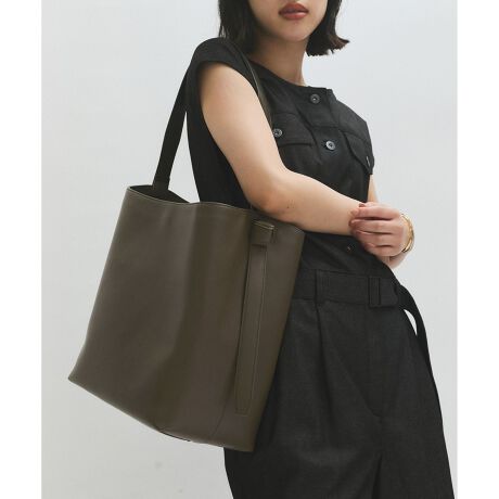 [^ԁFGAX25010]2025-26H~ADAM ET ROPE' FEMMEyMaterialz\n:\ʊ̂\tgłȂ₩Ȏ̑fނgpByDesignzіڂ̃fBeB[|Cg̃V_[obOBPCA4ꂢɎ܂Adɂ҂̃TCYB̃Xibv{^ŐFXȃtHɕό`łfUCB߂AZ߂Ȃ傤ǂ|łnh̒ɐ݌vBOAɂ@\Iȃ|PbgByʂȂƎA^ꂵɂfނ́ByColorzubNAJ[LAC3FWJ----------------------------|Pbg:(O2A3j[:A4V_[:tV_[O:Ȃ-----------------------------