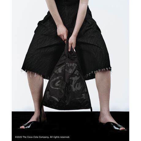 [^ԁFGAX25100]ADAM ET ROPE' FEMMEyMaterialziCȂł͂̉̂\ʂƏ_炩̃iCcCfށByDesignzRJER[ЂɂĔ鑠Ă1886N`1915NA[JCuV[Y胍S͔FBRJER[SƓȉ~ŉǂꂽS}[NɁAR{[VȂł͂̃g[SɃAbvO[hB?\nF̃vgɂĕ\ʑSʂɃS}[NzuBFȂł̈̊ƁA傫ȃS}[N̂悤ɌĖڂfUCɁB[͓Fe[vŃJWA_EB|PbgɏŎ[\dlB|Pbgɂ͍̃R{[VȂł͂̃ubNl[ONByColorzALLubNAALLx[ŴQFWJByStyling Pointz莝̃obNɕtApcȂǂ̃xg[vɒʂB---------------:Ȃn:ȂLk:Ȃň:┖---------------gTimelessly by Your Sideh𒴂ĂׂɃRJR[̗ネSɏhh^CXȖ́hCXs[VɃXyVRNVWJ܂B---------------ADAM ET ROPEfRJR[̑nƊے1886`1915ÑBe[WS`[tɁAADAM ET ROPEfł́A𒴂ĈꑱNVbNȉlςɎg̓Nwłg[hhAg~j}hAgN[hdˍ킹ACeWJB---------------yCoca-ColaACezRinger Tee(i:GAM25190)Garment dye sweat H/S(i:GAM25210)Denim(i:GAS25110)Tape charm(i:GAZ25020)Eco bag(i:GAX25100)Coca-Cola XyVRNV݃TCg͂ADAM ET ROPEf Coca-ColaACeCAbv͂