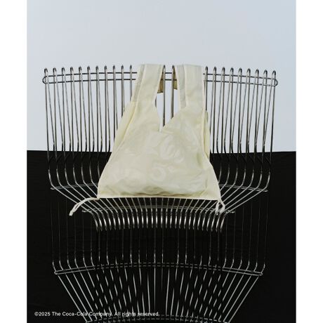 [^ԁFGAX25100]ADAM ET ROPE' FEMMEyMaterialziCȂł͂̉̂\ʂƏ_炩̃iCcCfށByDesignzRJER[ЂɂĔ鑠Ă1886N`1915NA[JCuV[Y胍S͔FBRJER[SƓȉ~ŉǂꂽS}[NɁAR{[VȂł͂̃g[SɃAbvO[hB?\nF̃vgɂĕ\ʑSʂɃS}[NzuBFȂł̈̊ƁA傫ȃS}[N̂悤ɌĖڂfUCɁB[͓Fe[vŃJWA_EB|PbgɏŎ[\dlB|Pbgɂ͍̃R{[VȂł͂̃ubNl[ONByColorzALLubNAALLx[ŴQFWJByStyling Pointz莝̃obNɕtApcȂǂ̃xg[vɒʂB---------------:Ȃn:ȂLk:Ȃň:┖---------------gTimelessly by Your Sideh𒴂ĂׂɃRJR[̗ネSɏhh^CXȖ́hCXs[VɃXyVRNVWJ܂B---------------ADAM ET ROPEfRJR[̑nƊے1886`1915ÑBe[WS`[tɁAADAM ET ROPEfł́A𒴂ĈꑱNVbNȉlςɎg̓Nwłg[hhAg~j}hAgN[hdˍ킹ACeWJB---------------yCoca-ColaACezRinger Tee(i:GAM25190)Garment dye sweat H/S(i:GAM25210)Denim(i:GAS25110)Tape charm(i:GAZ25020)Eco bag(i:GAX25100)Coca-Cola XyVRNV݃TCg͂ADAM ET ROPEf Coca-ColaACeCAbv͂