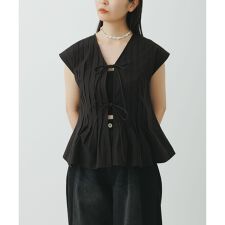 アダムエロペ(ADAM ET ROPE')の【サステナブル】タックフレアジレブラウス