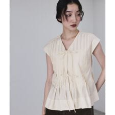 アダムエロペ(ADAM ET ROPE')の【サステナブル】タックフレアジレブラウス