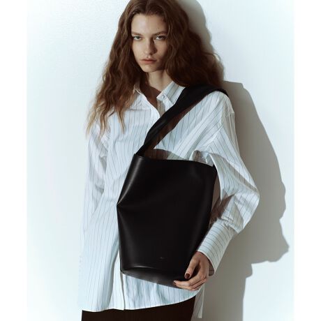 [^ԁFGAX85130]JfaDoRe JUN ONLINE \Jn 7/18()\̂ߓXܔ̔Jn߂ɔꍇ܂BADAM ET ROPEXܔ̔Jn@8/15()yMaterialz\n:iȔ򂪂AȂ₩łȂ߂炩ȃX[XU[gpB:yʂň₷A[eBtBVU[gpB≘ɂ߂ꂪȒPȑfށByDesignzꂽVv̒ɏ㎿ȃX[XU[IȃoPbgobOBvł邾AyʂnƂƎ邱̃tHB_炩ӂƎdĂȓ̃V_[́Aւ̕SyÅ̂{[ANZgɁBVvłȂЂƃNZtHƑfފŁAɂ肰ȂYtHobOByColorzȂ肷AV[XŊ􂷂ubNƁÂiȃx[WPFT̕ʒJ[B----------------------------|Pbg:i1j[:A4CztV_[:Ȃ-----------------------------