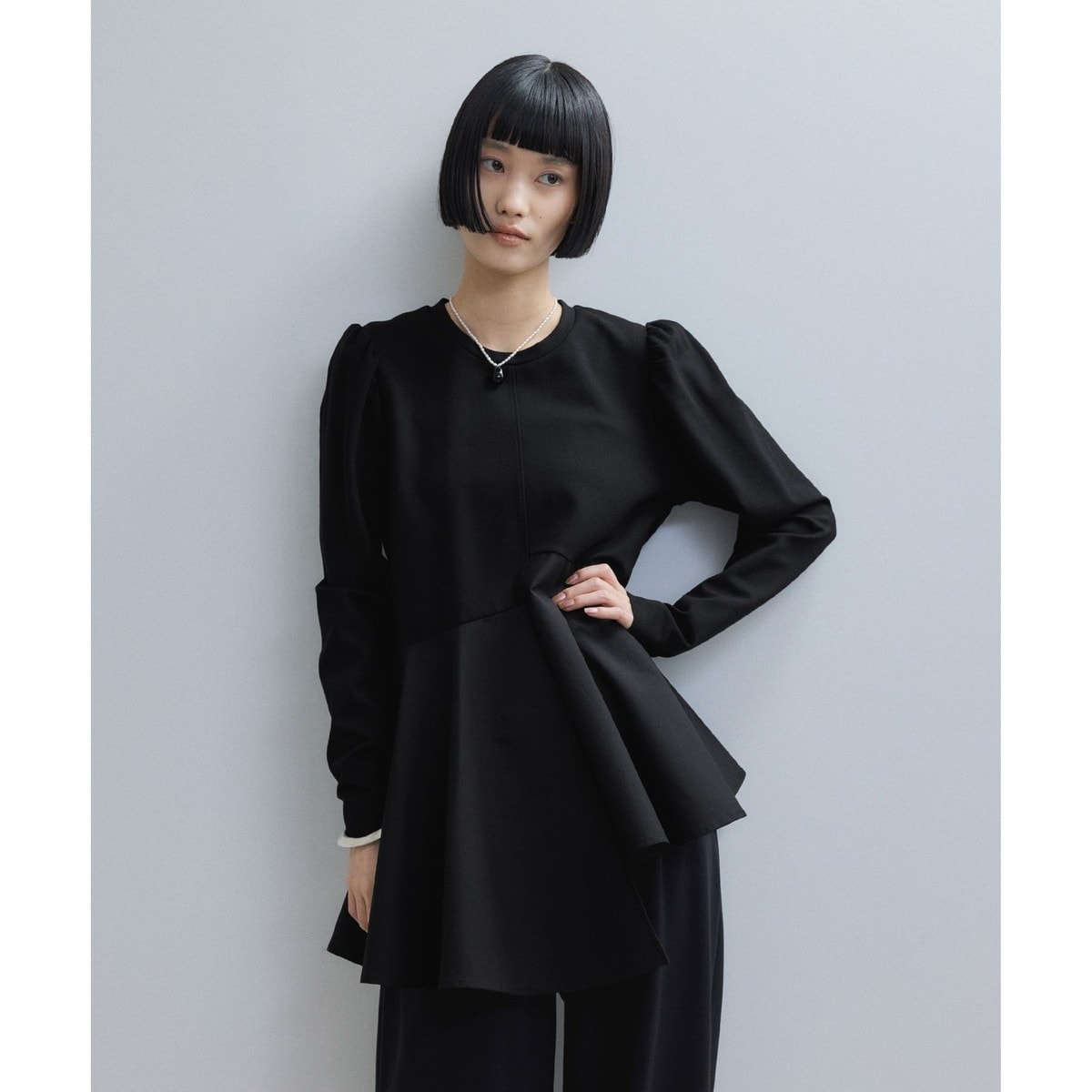 ADAM ET ROPE' アダムエロぺ フリルペプラムカットソーT 黒 ADAM ET ROPE'（アダムエロペ）の「フリルペプラムカットソー（T