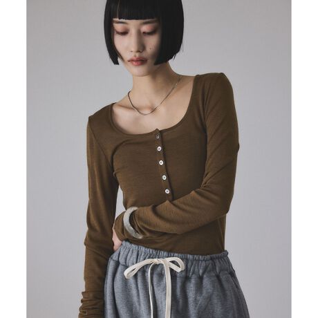 [^ԁFGAM25020]2025-26H~ADAM ET ROPE' FEMMEyMaterialzE[100%gpA\tgłȂ߂炩ȔG̃w[lbNvI[o[Bɍׂ̂߃E[L̂ȂA\tgłȂ₩ȃ^b`BE[Ȃł̗͂DꂽۉƂ̒SnŁAq̕ɂ߂ȈꖇBy₩ȒSnŁAĝG߂~܂ŉKɒp\B悢򊴂ƃVA[炵oBz[PA\ȁA񂵗͔Q̈ꖇByDesignzƂ^b`ŏH̑璅płw[lbNgbvXB[h[uɐFႢőȂA񂵗͔Q̃Jbg\[B͂Ē߂ɂĂAjbg̑炿ƌAقȂFd˂ăC[hX^Cyނ̂߁B̓JbgItdlɂĂAd˒Ă΂炸AG߂̕ςڂ犦܂ŏd󂷂gbvXBVvȂꂽfUCŁAꖇ烌C[h܂ŕL􂷂ACeB?yColorzIIt킸Ɏgėp̂ubNAق̂Ƃy₩ȃLiAlۂ[߂̃uEAly݂₷DCO[AR[f؂₩ɍʂN₩ȃbh5FWJByStyling PointzVvȃfUCłǂȃ{gXƂǂAꖇł̒p͂AWPbg̃Ci[ɍ킹C[hX^C߁Bfj⃏ChpcłƃtɒȂX^ClɂȂgbvXB---------------:藠n:ȂLk::Ȃň:J:{^---------------fg:165cm size:F