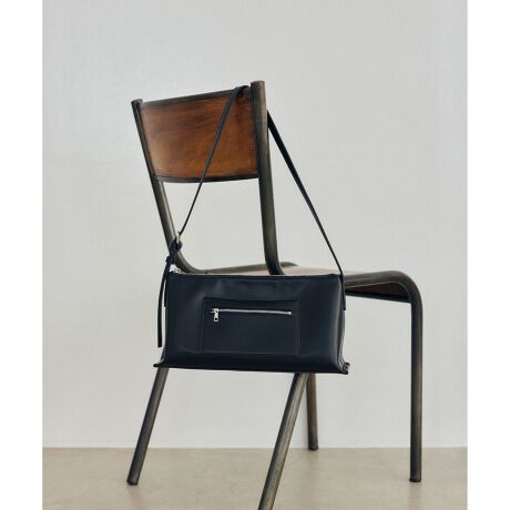 [^ԁFGAX55510]2025-26H~ADAM ET ROPE' FEMMEyMaterialzZ\nU[LoX̋CRrl[VubN(02)B܂Ai悭㎿ȃX[XtFCNU[SʂɎgpVFubN(01)AVFN[(16)pӂ܂BZnyʂŁA򂪔iCfނgp܂ByDesignzZPOINT 01V^̃X[TCÝAt@bViuɌ悤Ac䂪V[vȐ݌vɍŌ܂ł܂BKxȍׂ̃V_[xgVт̂钷ɐݒ肵ƂŁAoIȉs܂AR[fBl[g̃ANZgƂĂgĂ܂BZPOINT 02}`LA͗]vȃfBe[؍킬ƂAڈȏ̗eʁE[͂y߂fUCɂ܂BobNt̃V_[ŃX[Yɒ߂łA|ł΂߂ły߂܂BwZsւ̎QAJWAȃvCx[gV[Asp̃ZJhobOƂĂLgĂobOłB~hTCY͂yColorzubN(02)FdobOIȃI[U[͂肵AƂăJSobO̓JWABȔY܂̋~傪AU[ƃLoX̃Rrl[VBhƂǂh̗ZŁÂ郂[hoł܂BubN(01)AN[(16)FV[X^COI΂Ȃ[hƏi˔x[VbNJ[B⊴\R[fBl[g̃ANZgɂȂÃ[h[uVĂ邱ƊԈႢȂIRecy[W͂