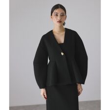 アダムエロペ(ADAM ET ROPE')のエッグブローチ付きペプラムカーディガン