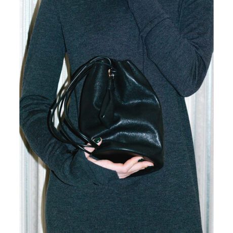 [^ԁFGAX86050]ADAM ET ROPE' PFTyMaterialz\nF_炩y₩Ȏ̏㎿ȃV[vU[irvjgpB\ʂ͂ߍׂ炩ŁAiȌ򂪂AɓނȂ₩nBʋCƕۉɗDĂAKȎgSn𒷂ۂĂ̂ByDesignzӂƏ_炩AɂƂƓޏ㎿ȃV[vU[ґɎgpobOBvł邾dグ邱ƂŁAy₩ȎSnBt@Xi[ɂ́A@ׂŊ炩ȊJ͂́uGNZt@Xi[vgpBfC[[XɊYAVvŐꂽh[XgOfUCBc̃tH́Aybg{gⒷzA܂肽ݎP܂pIȃTCYBDrawstring Mini Pochette(i:GAZ86040)pӂĂ܂ByColorzǂȃX^C߂[݂̂ubNA_炩̂uE2FWJB----------------------------|Pbg:iO1A2j[:ztV_[O:Ȃ-----------------------------BěAg̃j^[ɂĐF̌Ⴄꍇ܂B