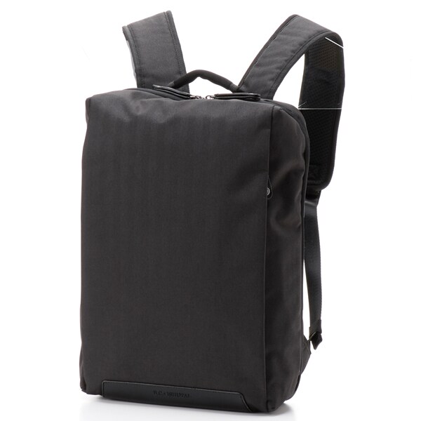 ミニマルデザインでちょうどいいサイズ感の撥水軽量スクエアデイパック