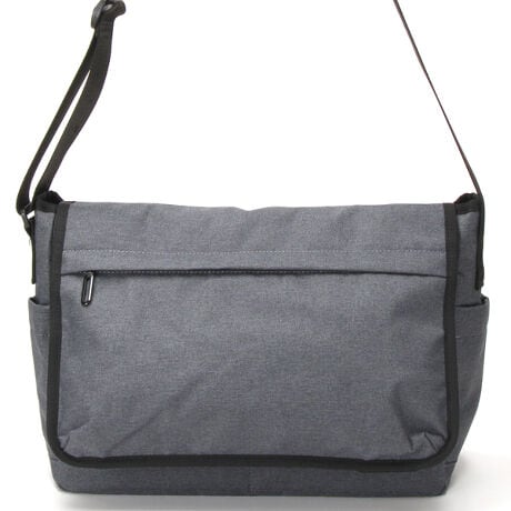 [^:IMA-6903]yIMA-6903z^tbvV_[obOJWAȂۂ̉^tbvV_[B<br>ۃ|GXefނ̗pAyʂϋvɗDĂ܂B<br>wʃ|PbgƃL[o[ʂAo◷sɂ֗B<br>TCh̃|Pbgɂ͐LkStŃ{g܂ݎP[\B<br>B4t@CΉŁArWlXfC[[X܂ŕL􂵂܂B