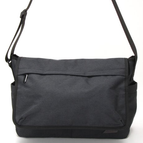 [^:IMA-6903]yIMA-6903z^tbvV_[obOJWAȂۂ̉^tbvV_[B<br>ۃ|GXefނ̗pAyʂϋvɗDĂ܂B<br>wʃ|PbgƃL[o[ʂAo◷sɂ֗B<br>TCh̃|Pbgɂ͐LkStŃ{g܂ݎP[\B<br>B4t@CΉŁArWlXfC[[X܂ŕL􂵂܂B