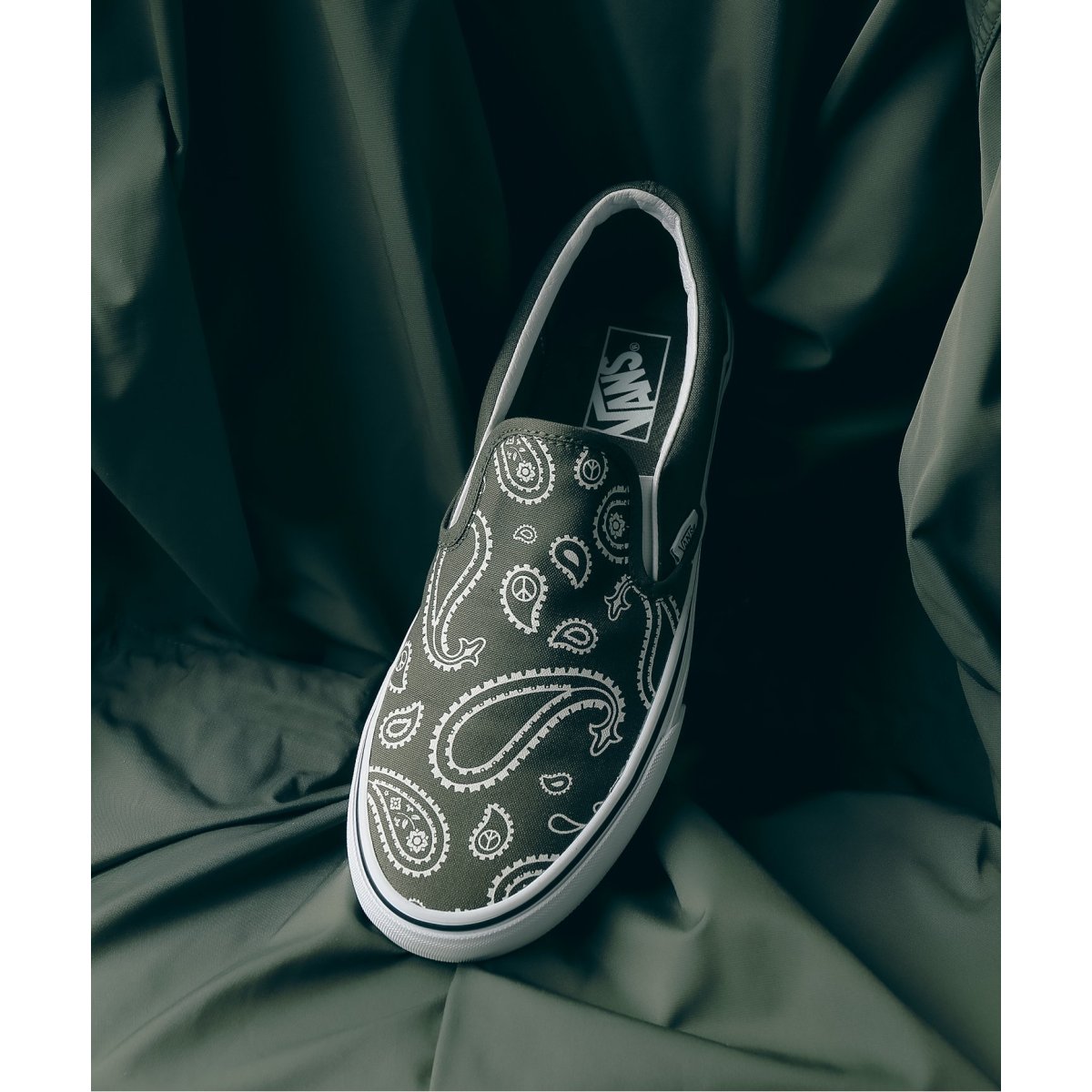 国内発☆送料無料！VANS クラシックスリッポン ペイズリー VANS】“国内exclusive” クラシック スリッポン “ペイズリー