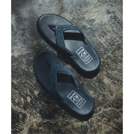 [^:24093610011610]ISLAND SLIPPER ~ JOURNAL STANDARDW[iX^_[hʒ̃AChXbpBG̓U[̃tbgxbhɁAꖇṽunCh̃obNXL\ʂŎgpBgOꖇv̂߁A肪_炩ANbVjOɗDꂽ\[Ƒ܂āAKȗSnڎwĂ܂BubNAlCr[AuE𓯌nFőgݍ킹3FWJBAEg\[̓VbNɃubNœꂵĂ܂BʒfȂł͂̓ʊ̂dオƂȂĂ܂ByISLAND SLIPPER / AChEXbpz1946NnƂ̃nC̃T_[J[BfUC琻܂őSĂ̍HnCōsĂ鐔Ȃ[J[Bւ̕SyׂɁAC\[ɂ͏_炩NbV{ĂAɃtBbg͂߂邽߂ɘpȂtbgxbg̗pȂǁAr[`T_Ƃ͎vȂقǂ̉KȗSn͂̃ACéA܂Ōn̐lX⑽̃T[t@[B爤ĂuhłB舵ɂẮAiɂĂi\łmFBƖ̊֌WɂAۂFČꍇ܂B܂p\REX}[gtHȂǂ̊ɂA኱iƉ摜̃J[قȂꍇ܂Bi̐F́AiAbv摜QƂB