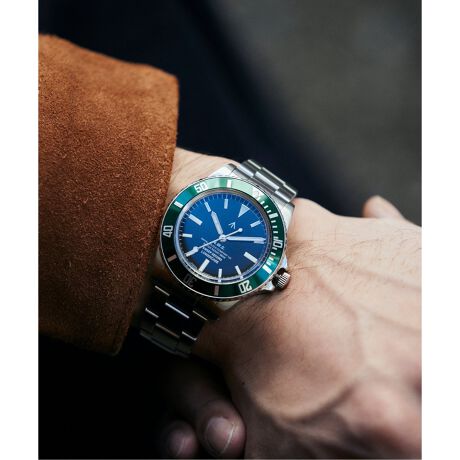 [^:25002610000010]JOURNAL STANDARDʒNAVAL WATCHʒ|CgFElCFRXAfx[XɁAmfCgt]h~x[ǉSweep Quartz Diver fBE茳VbNɍʂO[x[ՁBE炩ȃXC[vNH[c[ugځBE40.8mmaP[XA{BNH[cidrj[ug̗p܂Abj̉^jƓlɊ炩ɕbjXC[v[uggpBbNX͎[uglłAgpɔώGȎ킹⊪ƂKvƂȂflĂ܂BAeB[Nȕ͋CANKX͓͋̕C𒉎ɍČׂA{bNX`Ő삵܂Bh\́A̎gpɑς퐶ph(5C)ɂȂĂ܂B{i͓{ɂđgYsĂ܂BiMade in Japan)FRXE001: ՃJ[FubN@Ex[J[Fnɋ╶{́@FXeXX`[i316L@XeXfށjx[Ft]h~@\tx[@60\LhFAN@{bNX`xgFXeXX`[@3A^oh@20mm~18mme[p[h@[ugFZCR[@Cal.VH31@2΁@ Sweep second^jbjt NH[c[ug@i{jό}15bi5`35ɂājobe[CtFő2Nԁ@/@SR920SWp{bNXfށFP[XFXeXXeB[(LEwACd㕪)@x[Ft]h~@\t@XeXX`[x[X+60_Co[\LA~v[ghFANWFXeXXeB[][YFXN[@(˂ݎj[ugF{[ug@/@SEIKO Cal. VH31 Sweep second Quartz Mov'txgF20~@XeXX`[@3A^ohhF5ChTCYF{́F40.8~a([Y43.8~yO̒F46.5~z@@13.3~XeXX`[xgF 2.0cm@FŖ20Z`łB5̒\R}SĊO܂Ɩ15Z`ƂȂ܂BdF123.5gyNAVAL WATCH / io EHb`z1800 NɃXCX̃IgusŐ܂ꂽrṽuhłB1918 Nɂ̓XCX̘rvHƎjɁuȒɕsƂht̕Ղ𓋍ڂv𐶎Y郁[J[vƂċLڂꂽj܂B݂ł́ABe[W~^[fUC`[tƂEHb`RNVWJĂ܂B舵ɂẮAiɂĂi\łmFBƖ̊֌WɂAۂFČꍇ܂B܂p\REX}[gtHȂǂ̊ɂA኱iƉ摜̃J[قȂꍇ܂Bi̐F́AiAbv摜QƂB