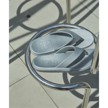 [^:25093610011810]ISLAND SLIPPER 202 EVAAChXbpAuhƂȂEVAfނgpԃgOT_VoBEVA̗p邱ƂŁAQ̃NbVƑɗDtBbg_炩ȗSnB EVAfނȂNIeBێARXgptH[}XQ1ɂȂĂ܂BMɎア߁Ȁꏊł̎gp͔A͂Əkމ\܂B yISLAND SLIPPER / AChEXbpz1946NnƂ̃nC̃T_[J[BfUC琻܂őSĂ̍HnCōsĂ鐔Ȃ[J[Bւ̕SyׂɁAC\[ɂ͏_炩NbV{ĂAɃtBbg͂߂邽߂ɘpȂtbgxbg̗pȂǁAr[`T_Ƃ͎vȂقǂ̉KȗSn͂̃ACéA܂Ōn̐lX⑽̃T[t@[B爤ĂuhłBД̔J[F[J[J[ubN(001)FBLACKO[A(007)FGREYuE(020)FBROWNД̔TCYF[J[TCY80(080)F890(090)F9100(100)F10 舵ɂẮAiɂĂ戵\ɂĂmFBƖ̊֌WɂAۂFČꍇ܂B܂p\REX}[gtHȂǂ̊ɂA኱iƉ摜̃J[قȂꍇ܂Bi̐F́AiAbv摜QƂB