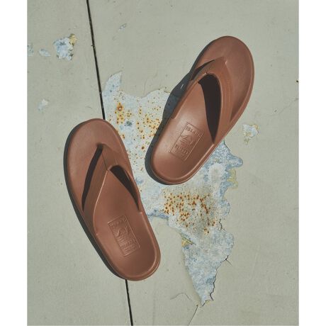 [^:25093610011810]ISLAND SLIPPER 202 EVAAChXbpAuhƂȂEVAfނgpԃgOT_VoBEVA̗p邱ƂŁAQ̃NbVƑɗDtBbg_炩ȗSnB EVAfނȂNIeBێARXgptH[}XQ1ɂȂĂ܂BMɎア߁Ȁꏊł̎gp͔A͂Əkމ\܂B yISLAND SLIPPER / AChEXbpz1946NnƂ̃nC̃T_[J[BfUC琻܂őSĂ̍HnCōsĂ鐔Ȃ[J[Bւ̕SyׂɁAC\[ɂ͏_炩NbV{ĂAɃtBbg͂߂邽߂ɘpȂtbgxbg̗pȂǁAr[`T_Ƃ͎vȂقǂ̉KȗSn͂̃ACéA܂Ōn̐lX⑽̃T[t@[B爤ĂuhłBД̔J[F[J[J[ubN(001)FBLACKO[A(007)FGREYuE(020)FBROWNД̔TCYF[J[TCY80(080)F890(090)F9100(100)F10 舵ɂẮAiɂĂ戵\ɂĂmFBƖ̊֌WɂAۂFČꍇ܂B܂p\REX}[gtHȂǂ̊ɂA኱iƉ摜̃J[قȂꍇ܂Bi̐F́AiAbv摜QƂB