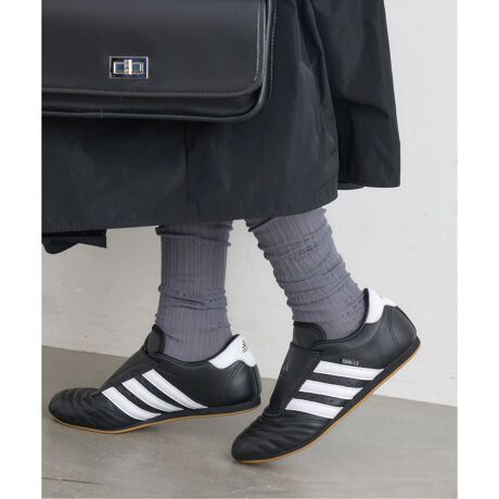 [^:25093410003330]y2025AWzJOURNAL STANDARDD]ɂAǉIi25093410005710̒ǉiłBubN݂̂̒ǉłB኱̎dlύXꍇ܂BiԂ͂łɓX܂ɓׂĂ܂B݌ɐ͓X܂ɂ₢킹܂B[J[^ԁFNQY67Д̔J[F[J[J[ubN(001)FJQ4775Д̔TCYF[J[TCY23(230)F23023.5(235)F23524(240)F24024.5(245)F24525(250)F250CXs[V𓾂AXb|V[YBadidaseRh[́Ã[cƐ[ւA2000N㏉̃~j}ȃXb|fUCւ̃I}[WB\tgȃU[̗pA킬KɑɉfUCBɂ́A_Af炵gNVÃo[AEg\[킹ĂBOɎ{ׂXeb`ƁAƂX[XgCvXAV[[XJo[I[̖͂A肵瑦A̒ԂƂȂV[YByADIDAS / AfB_XzXg[gX|[cEGAuhƂ2001NɓoꂵuAfB_X IWiXvB1972N1995N܂ŁuadidasЁṽJpj[SgtHCSiOt̃SjɂAAX[ĝ߂ɊJꂽv_Ng̕iÃ݂gh𔽉fV샂fR{[Vɂv_Ng܂ŁALiWJ́B舵ɂẮAiɂĂ戵\ɂĂmFBƖ̊֌WɂAۂFČꍇ܂B܂p\REX}[gtHȂǂ̊ɂA኱iƉ摜̃J[قȂꍇ܂Bi̐F́AiAbv摜QƂB