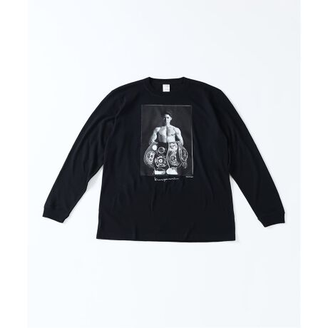 [^:25070610008230]NAOYA INOUE L/S T-SHIRTs㏮ ~ a ~ JOURNAL STANDARDtv30Ss27KOBAWA2Klc̓ꉤ҂ŁÄ|IȋuThe MonstervƌĂ΂㏮IB̖܂ꂽACeAʐ^ƁEaƂ̏̃ApR{[Vœoꂵ܂B{RNVł́A2023NɑaBe㏮I̋Mdȃ|[g[gvgAJbg\[2fCibvBáALE|[g[g̐Eő𑖂葱鋐łȂ@ׂŗ͋ʐ^㏮ȊsȐ킢̐_]ƂȂ\Ă܂BfUCɂ́A{NT[ƂĂ̈㏮I̐݁AĈu؂ʐ^Ƒ㎁̎_ZBVvłȂAǂ͋AlɃCXs[V^悤ȃACeɎdオ܂B̃RNV́APȂt@bVACe𒴂āA㏮ĨAX[gƂĂ̌ւAĔނĂ킢ےA[gs[XƂ́B{NVOt@݂̂Ȃ炸At@bVA[gɋɂ߂RNVłBv{NT[ ㏮iNaoya Inouej{̃v{NT[B_ސ쌧ԎsogB勴{NVOWBWBAX[p[EWBCEIBFEWBOX[p[EX[p[o^ꉤҁBWBCECgtCҁBWBOEX[p[tCҁBWBAX[p[EWBCEIBFEWBOX[p[Eo^ꉤҁBE4KeҁBWBAX[p[EWBCEIBFEWBOX[p[EX[p[o_ꉤҁBʐ^ aiKazumi Kurigamij1936N kCxǖ쐶܂BȎʐ^WɁAwALTERNATESxwjlxwzƍxwKAZUMI KURIGAMI PHOTOGRAPHS-CRUSHxwNORTHERNxwDiary 1970-2005xwzƍxwPORTRAITxwSELF PORTRAITxwDEDICATEDxwAprilxw50,50 FIFTY GENTLEMEN OF EYEVANxȌWɁuKAZUMI KURIGAMI PHOTOGRAPHS-CRUSHv(p) ua-̃|[gCg mX^WbNȑ݂ɂȂ肩ԁBvisʐ^pفjuPORTRAITviGallery 916juLonesome Day BluesviLmM[SjuAprilvitakaishii galleryjukurigami88vi㊯RqTCheXEqTChtH[j2008Nfw[`Vo[LOVExēinFȂLkF₠򊴁FȂňFʁ舵ɂẮAiɂĂi\łmFBƖ̊֌WɂAۂFČꍇ܂B܂p\REX}[gtHȂǂ̊ɂA኱iƉ摜̃J[قȂꍇ܂Bi̐F́AiAbv摜QƂB