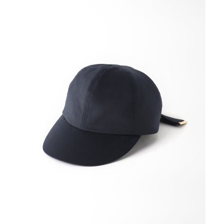 [型番：21095910000130]【2021AW】IENA【shinonagumo/シノナグモ】classic & new harmonyをコンセプトに、伝統的技法にこだわった帽子作りを行っている。　デザイナーはオートクチュールメゾンで帽子作りを学んだ後、 10年間帽子ブランドでデザイナーとして経験を積み独立。2019FW よりオリジナルブランド Shinonagumo をスタート。2020SSのテーマは「Lac Le'man」湖畔での夏の記憶。普段目にしない優雅で落ち着いた世界や 帽子を被った大人の女性達に魅了され、そこで目にした休暇を楽しむ人々と柔らかな日差しと雪解け水のひんやりした空気、淡い色彩と色あせたポートレート、ヴィンテージのメンズハットの型を使って日本の職人によってひとつひとつ手作業で作られています。こちらの商品は、IENAでの取り扱いになります。直接店舗へお問い合わせの際はIENA店舗へお願い致します。※お客様のお使いのPCのモニター環境などにより色味が違って見える場合も御座います。予めご了承の上ご注文下さい。※比較対照価格はメーカー希望小売価格です。