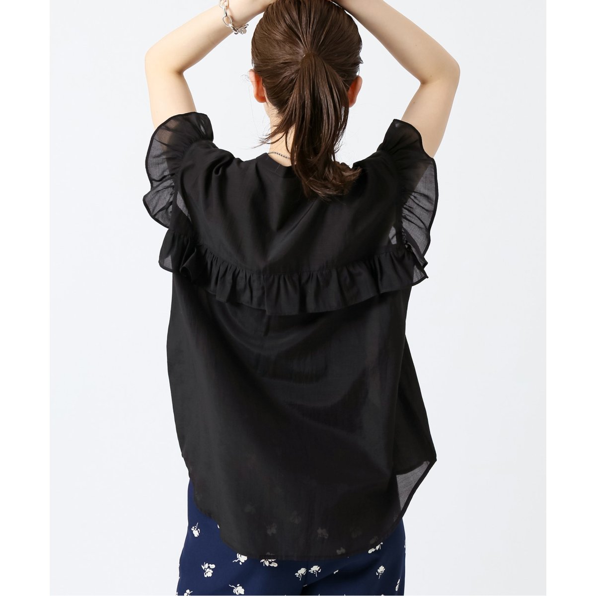 IENA.LA.BOUCLE 〈ローンフリルブラウス〉