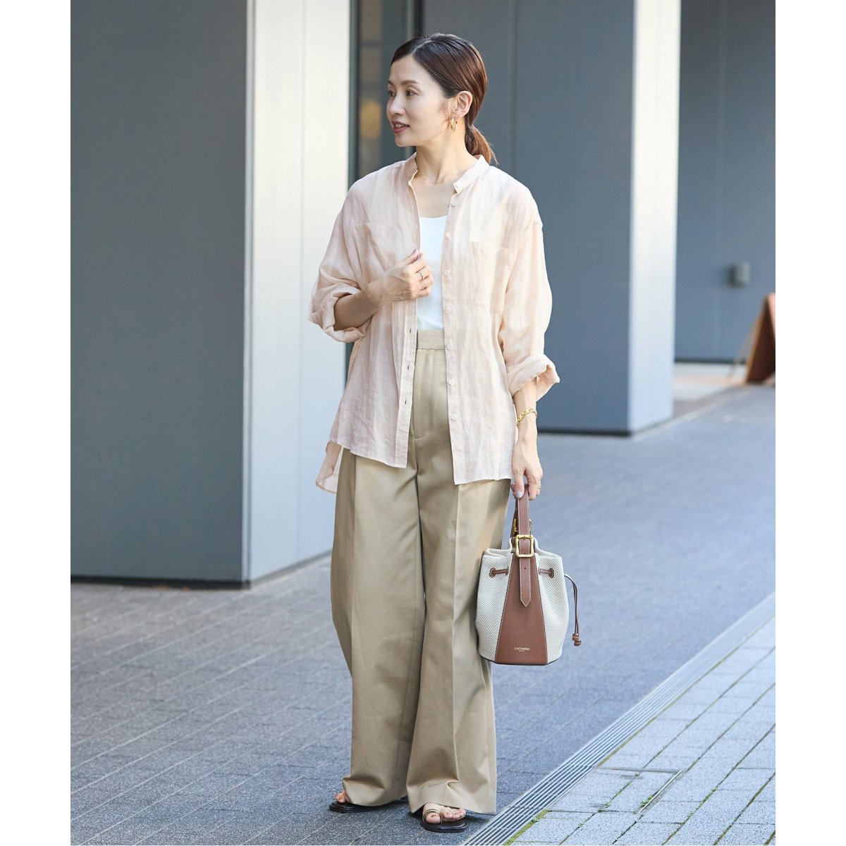 美品 24SS IENA イエナ ラミーバンドカラーWポケットシャツ ブラウン 追加》ラミーバンドカラーシャツ（シャツ／ブラウス）｜IENA