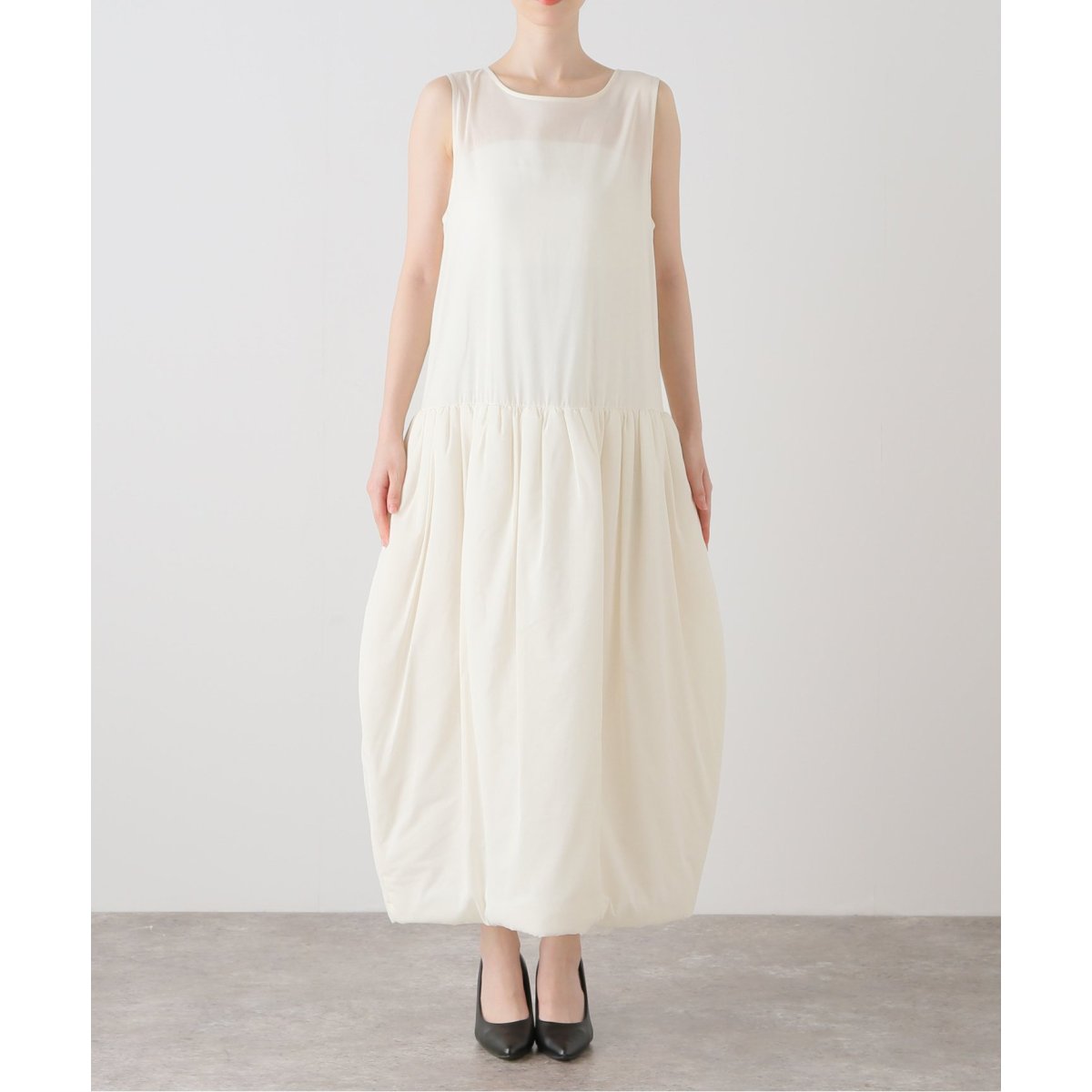 Amomento アイボリー フリル付き長袖ワンピース - メルカリ ワンピース