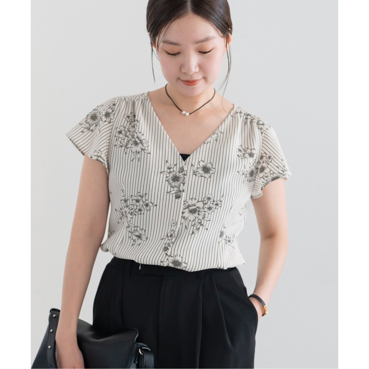 【新品】IENA ストライプフラワー♡前ボタンVネックブラウス　イエナ 追加》ストライプフラワー 前ボタンVネックブラウス（シャツ