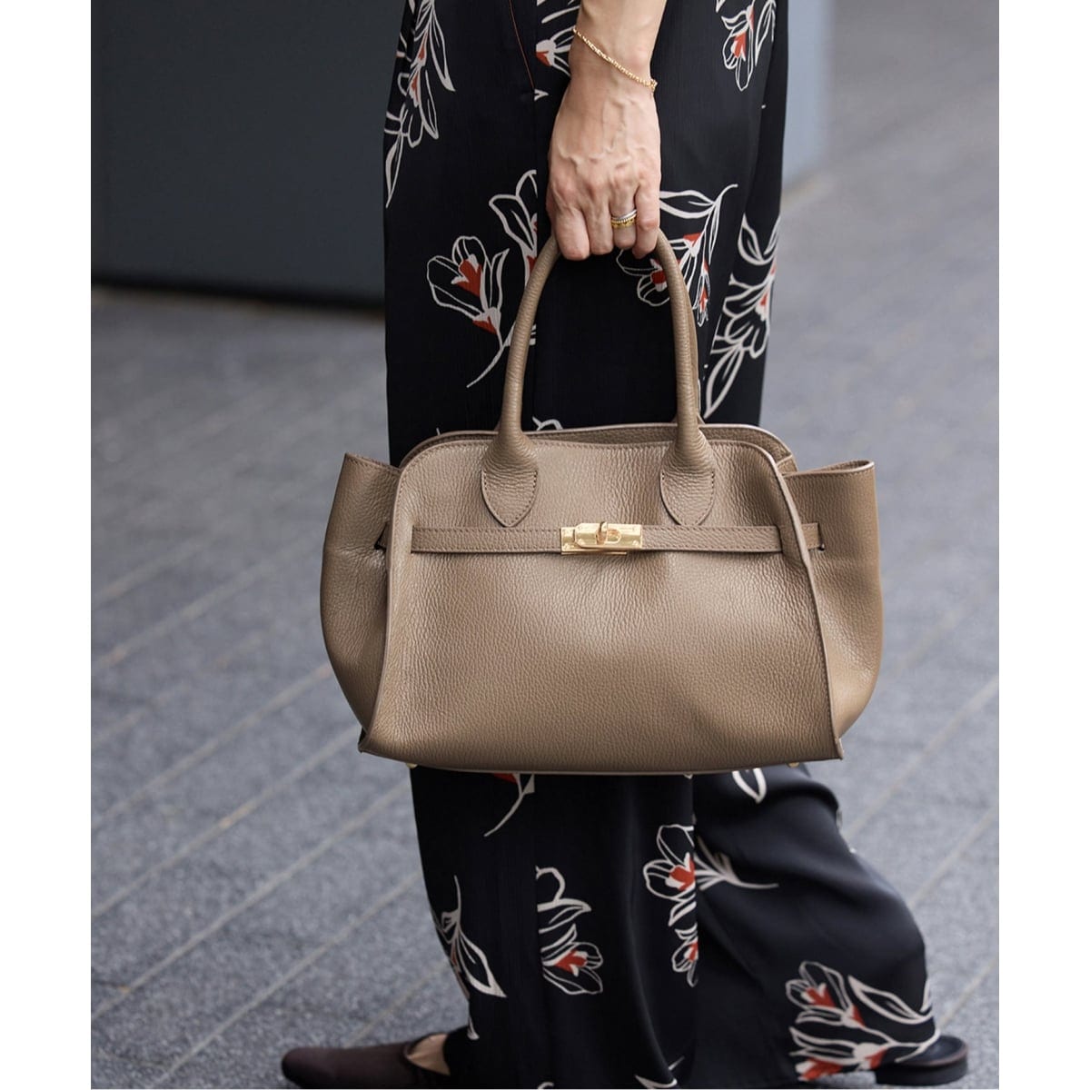 AULENTTI/オウレンティ ベルト付きレザー MIDI BAG バッグ AULENTTI/オウレンティ ベルト付きレザー MIDI BAG バッグ