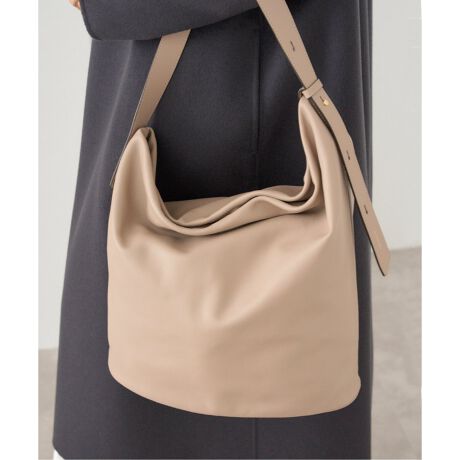 [^:25092910000730][J[iԁFCARMEN3010ЃJ[F[J[J[uE(020)FCACAOx[W(027)FTAPE\tg^b`U[ŊAghӂ2WAYV_[obO_炩㎿ȃX[XU[gpAuLORISTELLAṽV_[obOBgh\tgȑfފƁAg̗ǂ˔̃ACeB݂̂uEƁAiȃx[W2FWJŁAǂR[fBl[gɓ݂₷Aꂽۂ^Ă܂BJZIPƃ}OlbgWdlŁAg̔яohAX[YȊJBA4TCY[ł\ȃ}`Aʋ΂ɂœKłBxg̒𒲐Ύ΂ߊ|\Ȃ̂ŁAANeBuȃV[ł􂵂܂ByLORISTELLA/Xebz2002NC^AAAubcHBɂđnƂꂽuhAXebBfUCAp^[At@ubNAD܂œOꂵMade in italyɂA_ŃX^CbVȃtHɃtF~jȗvfꂽfUClCB̏íAIENAł̎舵ɂȂ܂BړX܂ւ₢킹̍ۂIENAX܂ւ肢v܂B舵ɂẮAiɂĂi\łmFBƖ̊֌WɂAۂFČꍇ܂B܂p\REX}[gtHȂǂ̊ɂA኱iƉ摜̃J[قȂꍇ܂Bi̐F́AiAbv摜QƂB