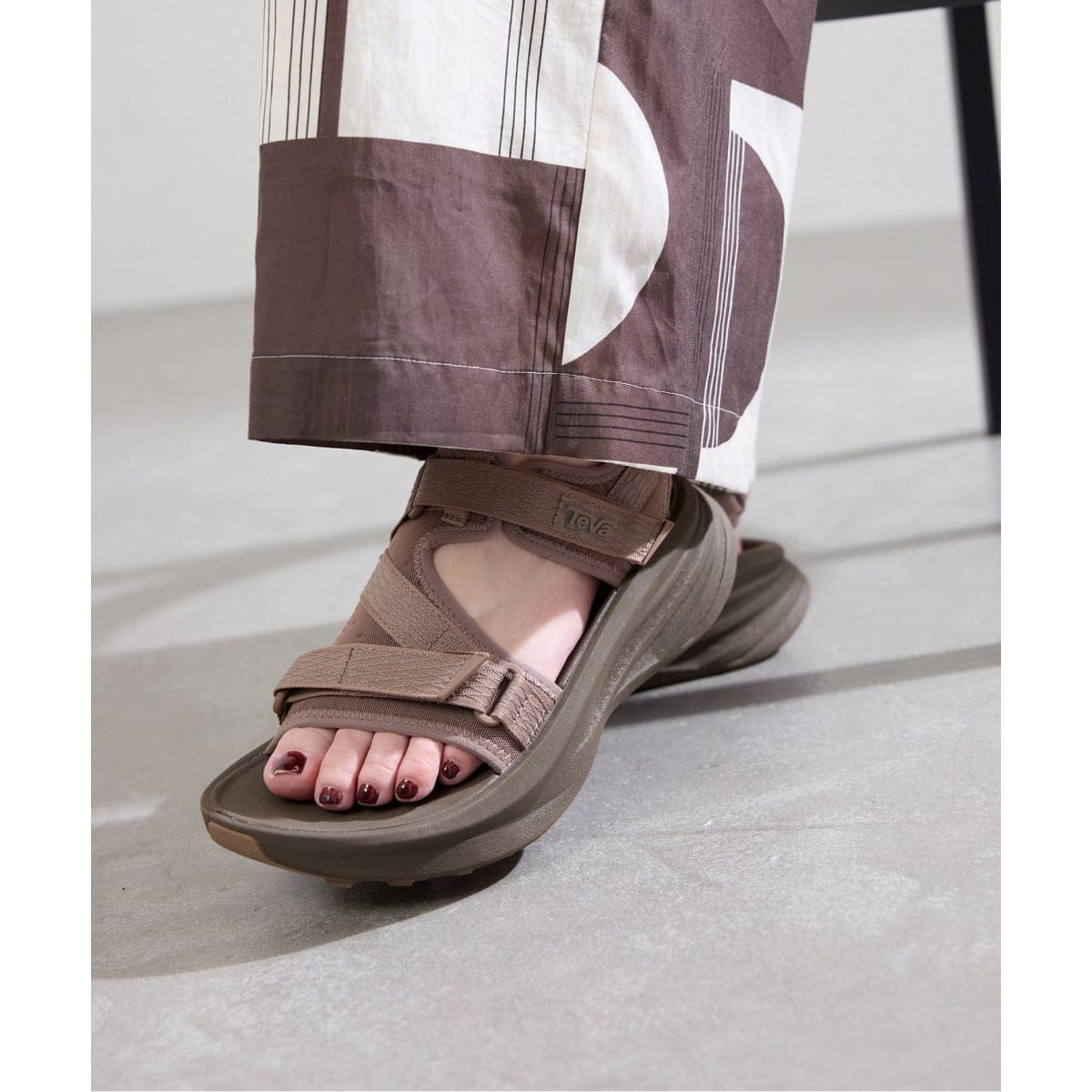 [�}���C]Teva/�e�o �ʒ� W Aventrail R2T �T���_�� 1172831/�C�G�i�iIENA�j �u���E��