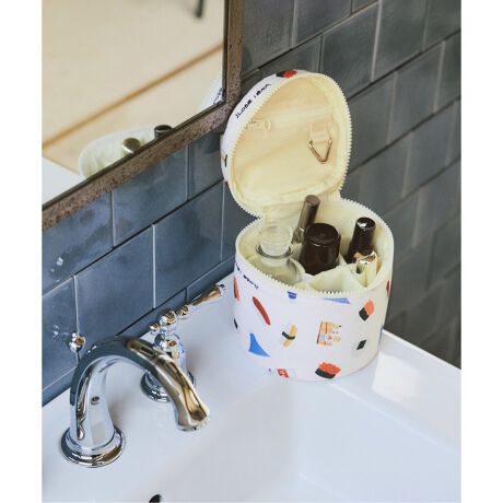 [^:25090912300030]y2025AWzSLOBE IENAAki Ishibashi~ SLOBE IENAAki IshibashiƂ̏̃R{[VAƊyȂgxObYaBDAki̎_琶܂ꂽAg₷Ɖ𗼗ACe܂BCɓobOɋlߍŁBłƓʂɊ悤ȁAȃACe͂܂BPOINTE[͂Q̃RƂۂ݂̂`킢ojeB|[`BLb`[ȃCXgl܂̐nł肵܂ByfUCzuJAPANvL[[hɕxmRAiAK̃CXggݍ킹VѐSՂ̑vgBXLPApiȂǂ̎[ɂ߂̃ojeBBɎd؂肪񂠂A[͂QIO\̎d؂œ̂ɂĒł̂|CgBbVfނ̃t@Xi[t̓|PbgA~jJritBRpNgȃTCY̒Ɏg肪ǂȂ悤ɂ܂B̂܂܎̂ŁACTEiւ̈ړɂЂgACełIV[Ył܂BE~j|[`(i25090912306030)EpbLO|[`(i25090912303030)ETOXP[X(i25090912302030)ErbN|[`(i25090912304030)E~h|[`(i25090912305030)E[|[`(i25090912301030)Ev`v`|[`XebJ[Zbg(i25090912307030)舵ɂẮAiɂĂi\łmFB̏íASLOBE IENAł̎舵ɂȂ܂BړX܂ւ₢킹̍ۂSLOBE IENAX܂ւ肢v܂BƖ̊֌WɂAۂFČꍇ܂B܂p\REX}[gtHȂǂ̊ɂA኱iƉ摜̃J[قȂꍇ܂B\߂Bi̐F́AiAbv摜QƂB