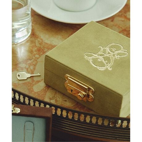 [^:25090913000540]J[ɂĕД̔J[F[J[J[uE(020)FBROWNJ[LB(038)FKHAKIy2025AWzSLOBE IENAyEx-Libris Paris for SLOBE IENAztX̓`IȃCXg[V肪AgGAEx-Libris ParisƂ̃R{[VACeBSLOBE IENAC[WGufUCAJOtB[GOODSɗƂ݂܂BMtgÂJɂ߂ȃANZT[{bNX̓rOɒuĂ邾ŋCグĂ܂Bł̎gp͂A傫Ȃ̂ŗsȂǂ̍ۂɂ֗ȃTCYȂ̂ŗlXȃV[Ŏgpł܂B{bNXƒ̔zF|CgłBANZT[[₷悤ɁAWɂ̓lbNX|ƃ|PbgtAEɂ̓sAX⃊O[ƁAɂ͑傫߃sAXoOꏊmۂ܂ByEx-Libris PariszEx-Libris ParisiGNXuXEpj́A[EC[TƃCS[EeWɂăpŐݗꂽAtX̃CXg[VEnEXłBJX^̖̓fUCAobN̂̃JOtB[AĐElZɂGO[rOijƂĂ܂BׂĂ̍i̓AgGŎ`E蒤ɂĐ삳AtX̓`IȃNtc}Vbv𒉎Ɏ󂯌pł܂Bp̃E{E}VFɂueBbNALauren Easum  Igor Telinge ̓NVbNȖ͊wƃJOtB[̃R[hĉ߂AIȃGKXZ邱ƂŁAtX̃A[EhEB[i炵̌|pj\Ă܂B̏íASLOBE IENAł̎舵ɂȂ܂BړX܂ւ₢킹̍ۂSLOBE IENAX܂ւ肢v܂BƖ̊֌WɂAۂFČꍇ܂B܂p\REX}[gtHȂǂ̊ɂA኱iƉ摜̃J[قȂꍇ܂i̐F́AiAbv摜QƂB